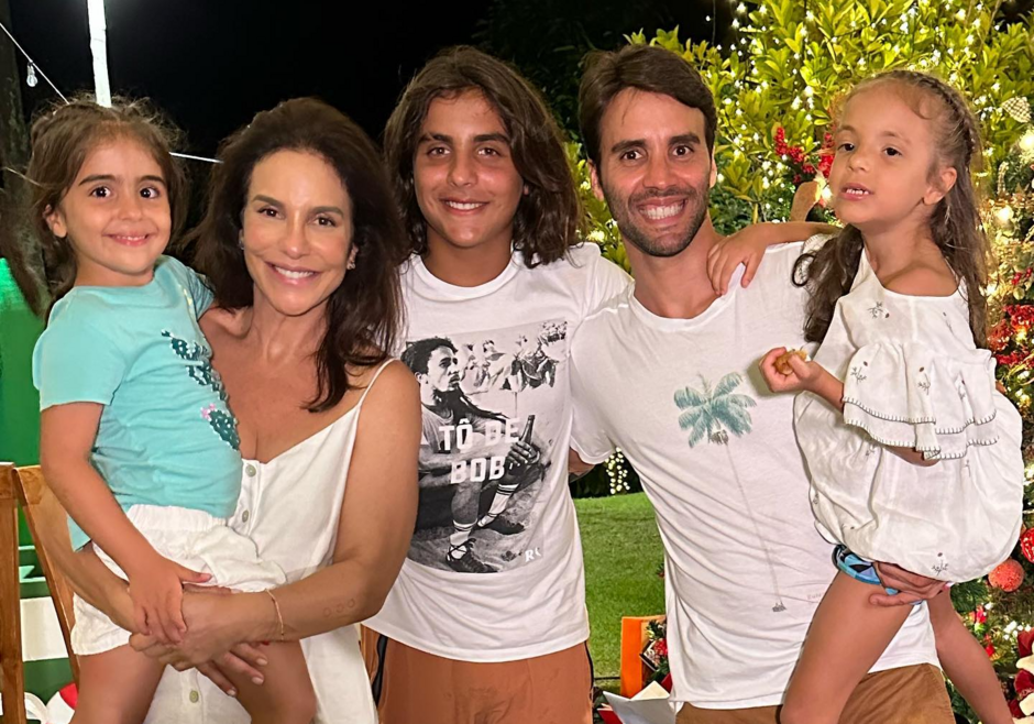 Ivete Sangalo celebra Natal a família em Praia do Forte É tempo