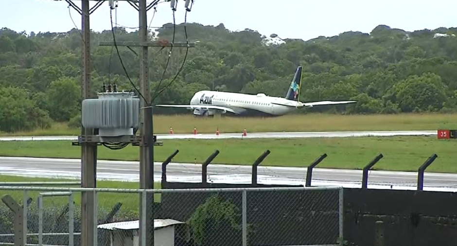 Avi O Derrapa Ao Pousar Em Aeroporto De Salvador E Sai Da Pista Brado