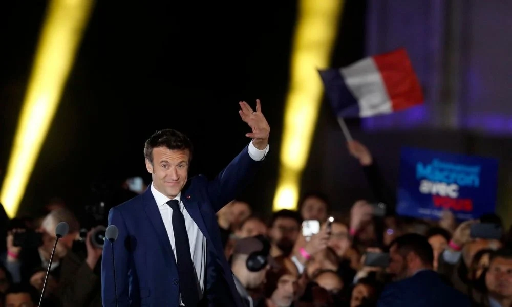 Emmanuel Macron vence Marine Le Pen e é reeleito presidente da França, segundo projeções