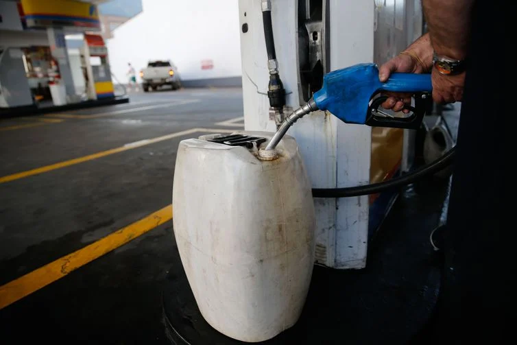 Preço da gasolina registra nova alta e atinge valor recorde