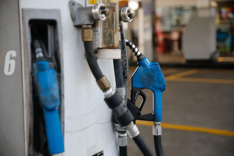 Preço da gasolina registra novo recorde e ultrapassa R$ 8 nos postos