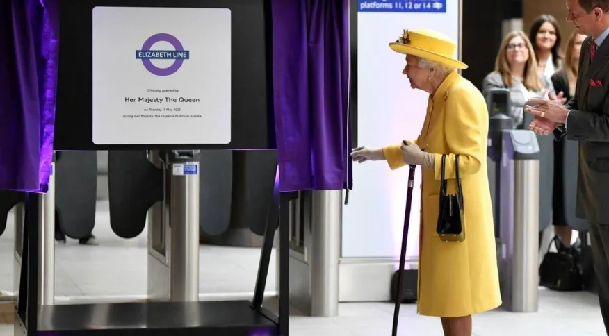 Rainha Elizabeth aparece de surpresa em inauguração de linha de metrô em Londres