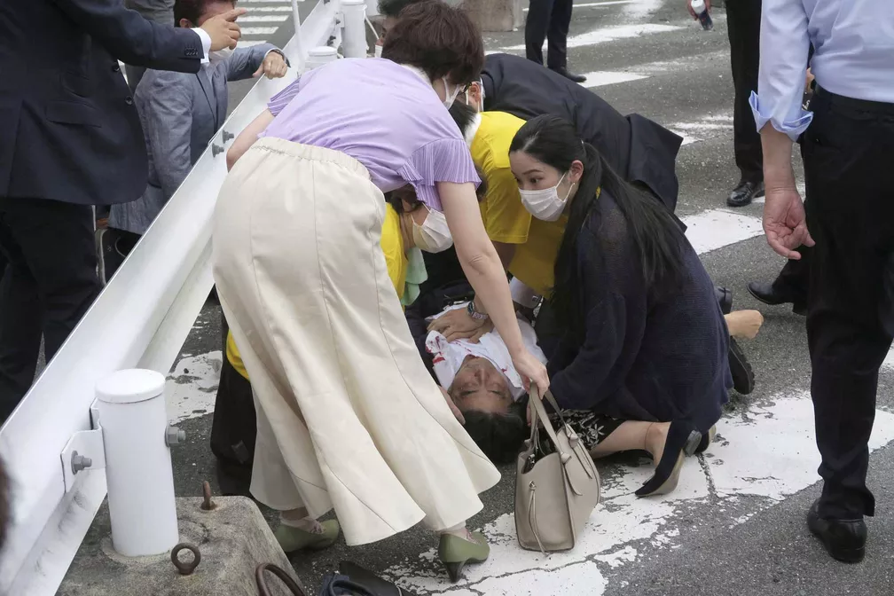 Ex-premiê Shinzo Abe morre após ser baleado no Japão