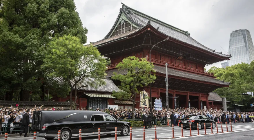 Despedida do ex-premiê Shinzo Abe reúne milhares em Tóquio