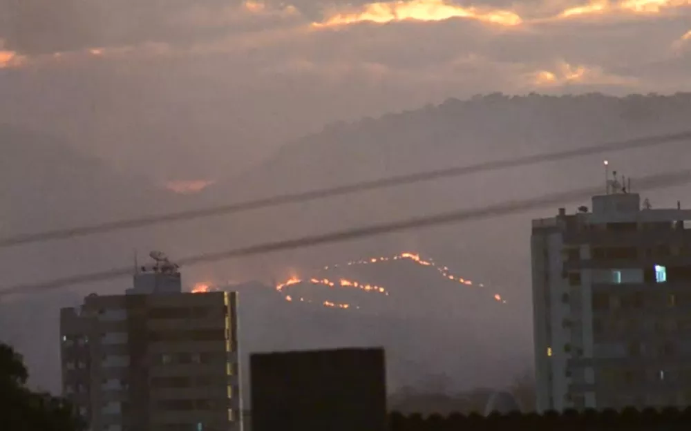 Bombeiros atuam há mais de 24 horas para debelar incêndio em área de vegetação em Barreiras