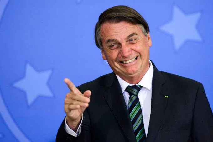 Bolsonaro contesta decisão do TSE sobre celulares e critica postura de Moraes contra empresários