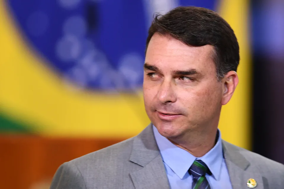 Flávio Bolsonaro avalia que eleições no Brasil são seguras e risco de fraude é próxima de zero