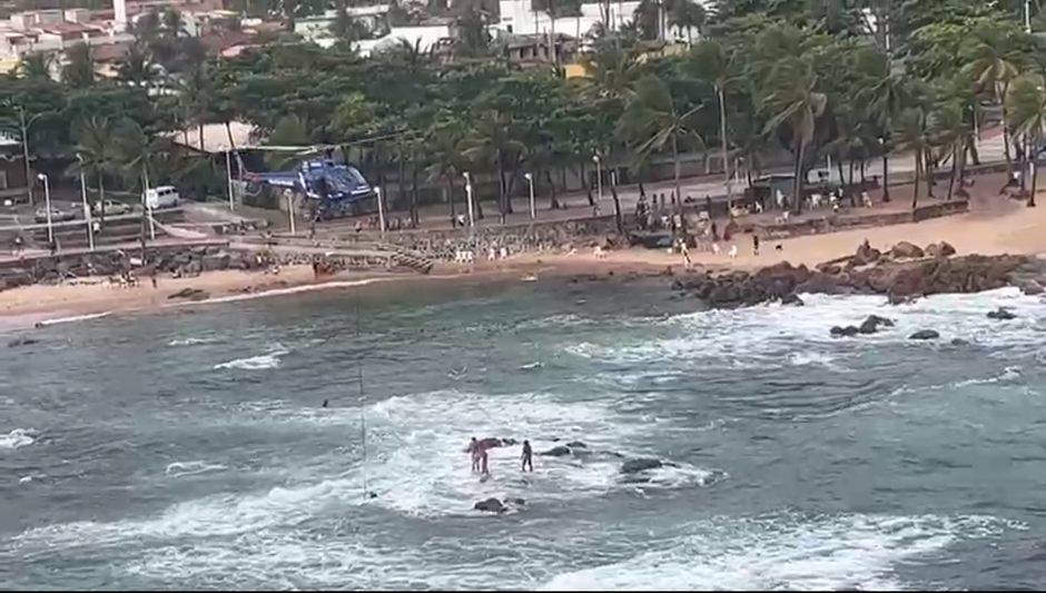 Turista é resgatado pelo Graer após ficar preso em pedras em Itapuã