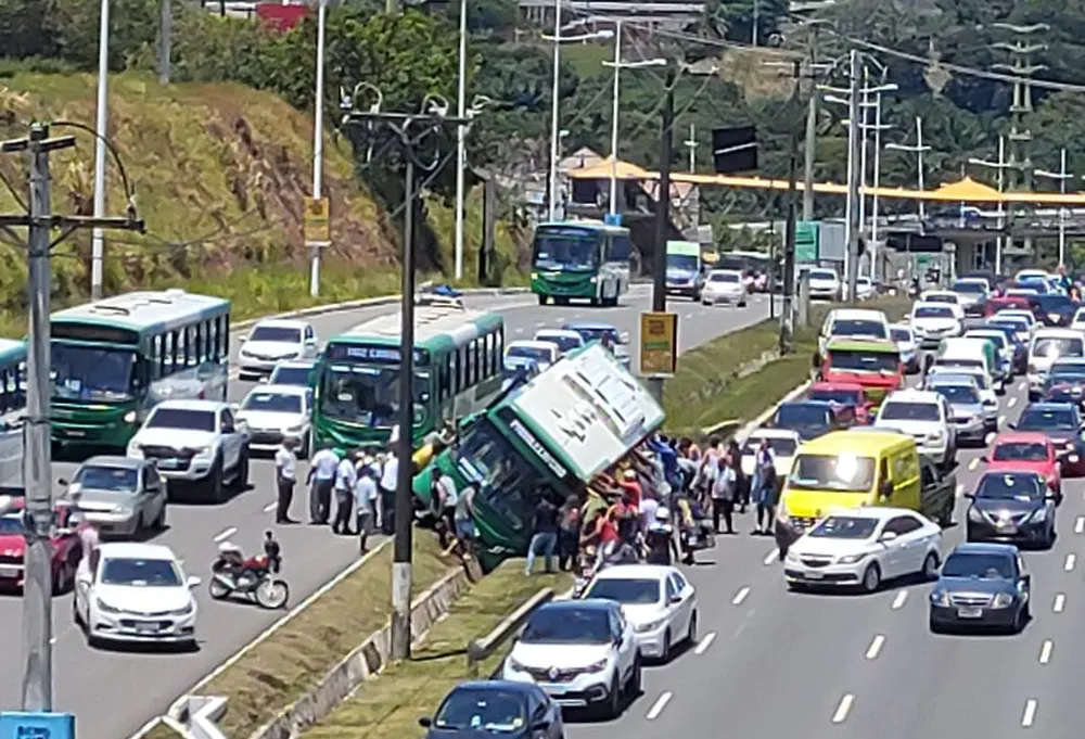 Ônibus tomba e deixa quatro pessoas feridas na Avenida Paralela