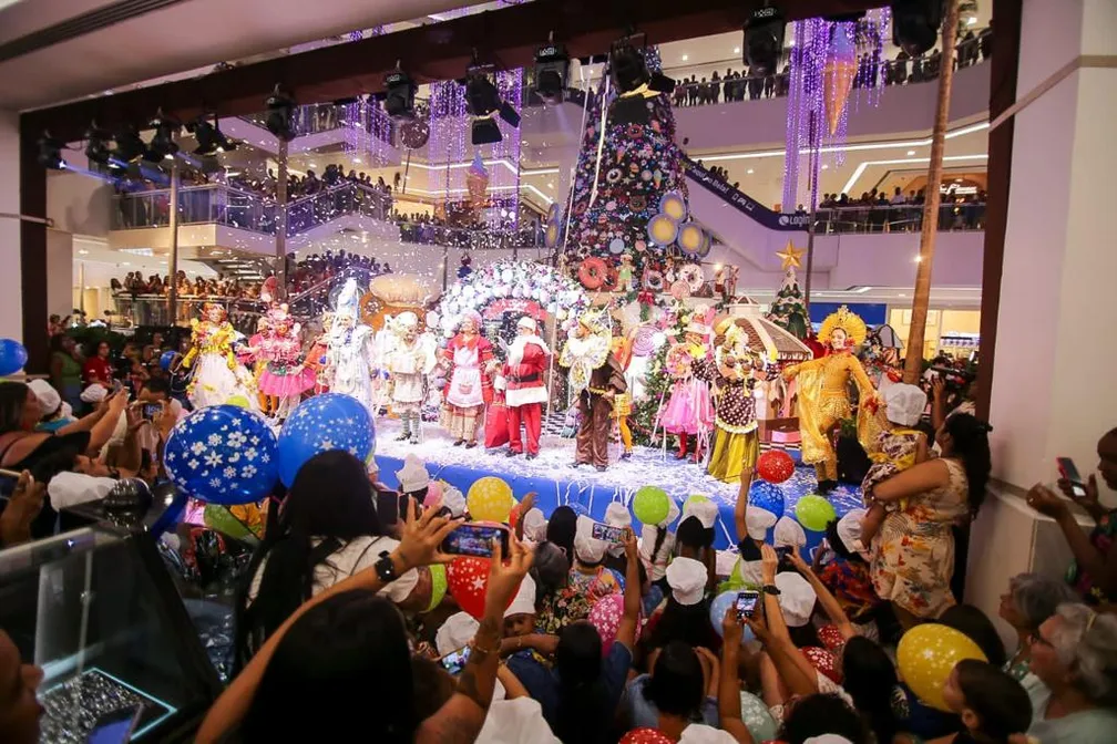 Shopping em Salvador inaugura decoração de Natal: veja fotos da chegada do Papai Noel