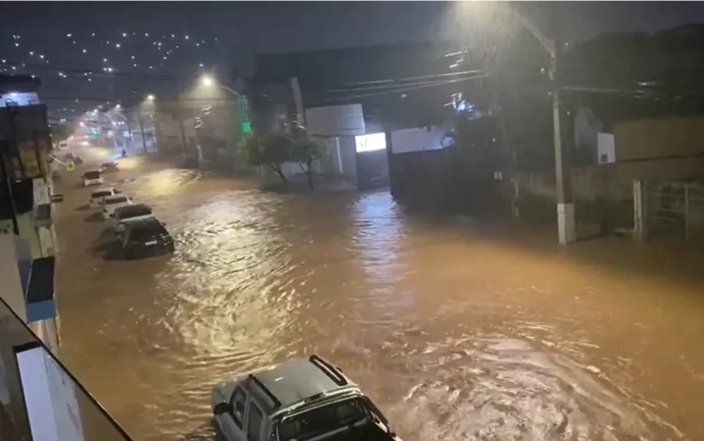 Chuva deixa ruas alagadas em Jacobina, no norte da Bahia