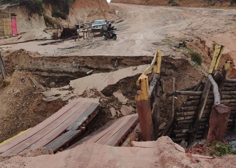 Ponte desaba em Prado após fortes chuvas na cidade do extremo sul da Bahia