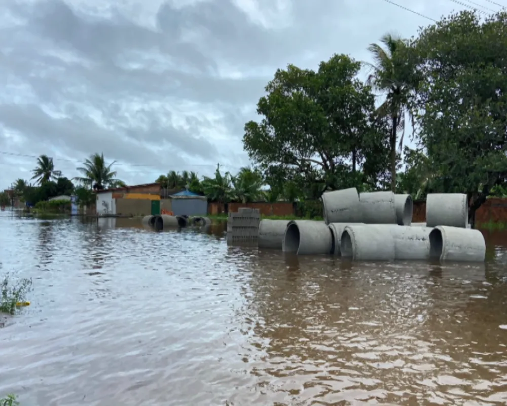 Fortes chuvas atingem diversas cidades da BA; Alagoinhas registrou alagamentos em ruas e em unidades de saúde