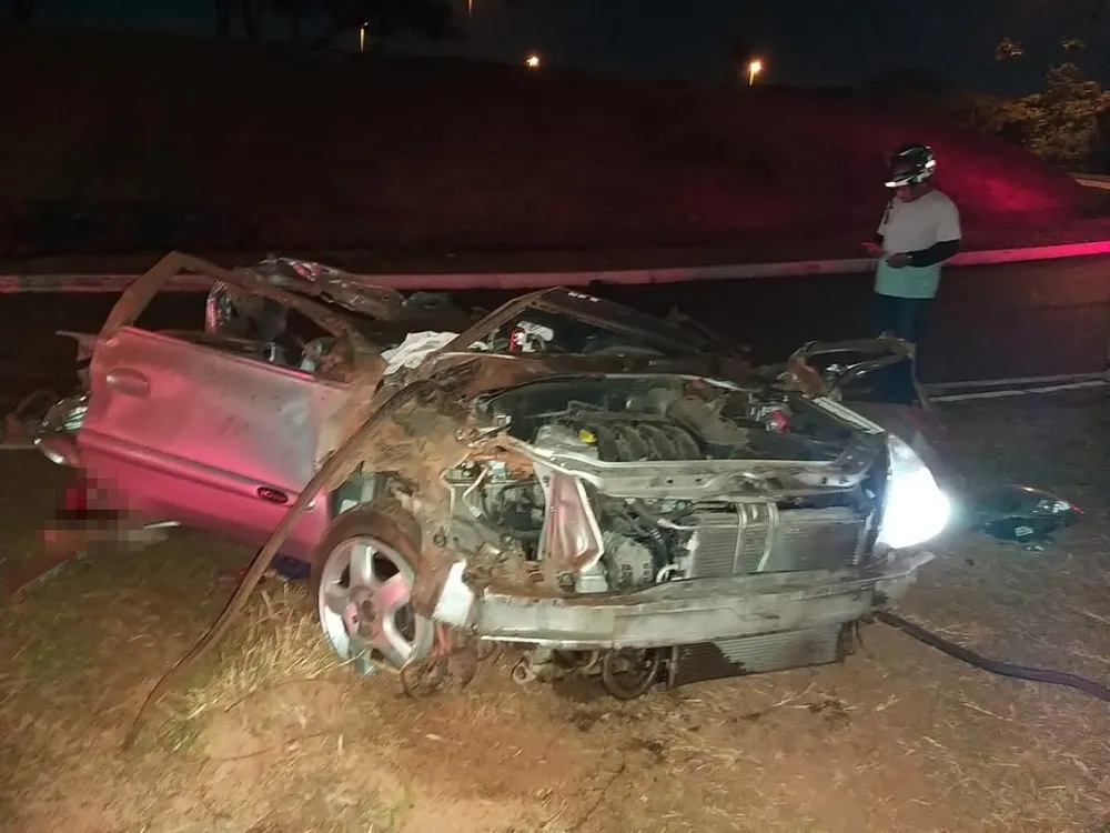 Três homens morrem após carro em que eles estavam capotar na Avenida Paralela