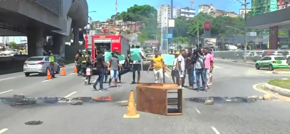 Grupo faz protesto na Avenida Bonocô, em Salvador, com pedidos de regulação para paciente de UPA