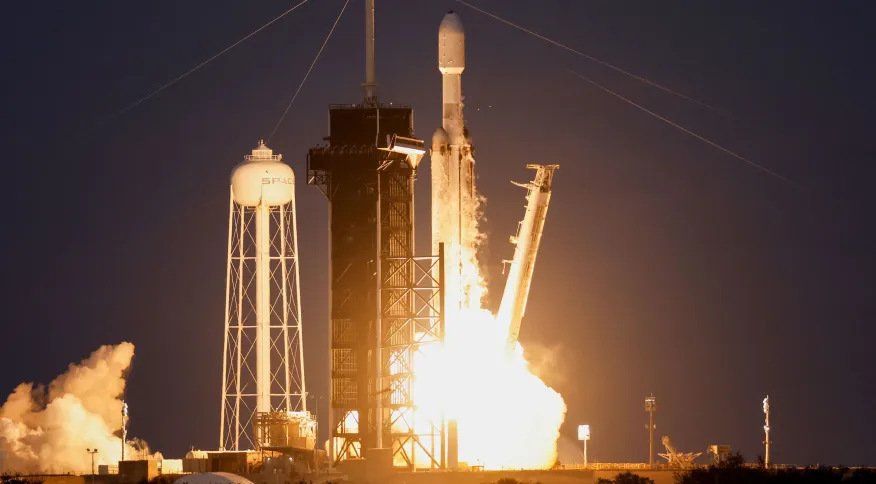 Foguete mais poderoso da SpaceX volta a voar e realiza pouso sincronizado