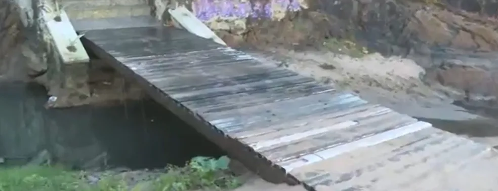 Moradores reclamam de esgoto a céu aberto na praia da Paciência em Salvador