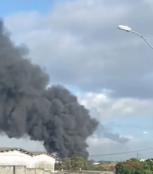 Incêndio atinge depósito de empresa que fabrica e armazena plásticos na Região Metropolitana de Salvador