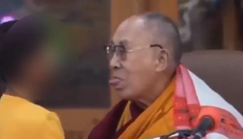 Dalai Lama é acusado de pedofilia após beijar criança