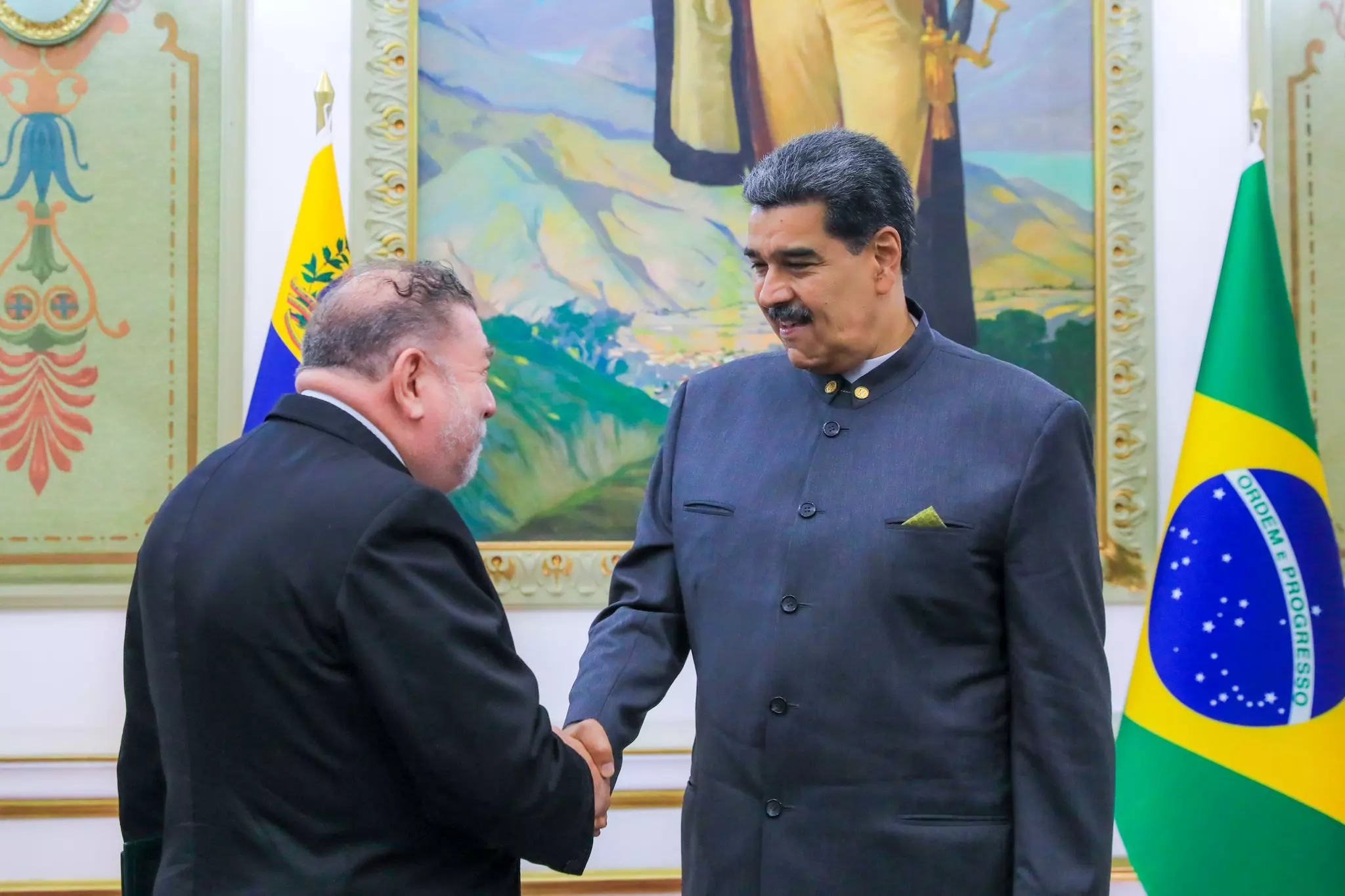 Maduro recebe comitiva do governo na Venezuela para acordo bilateral com o Brasil