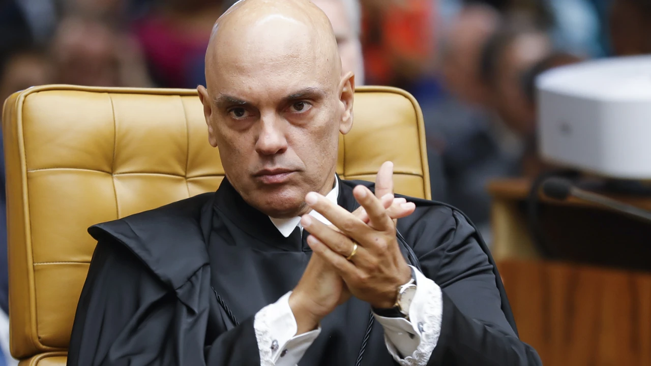 Moraes derruba decisão sobre vínculo empregatício entre motorista e app