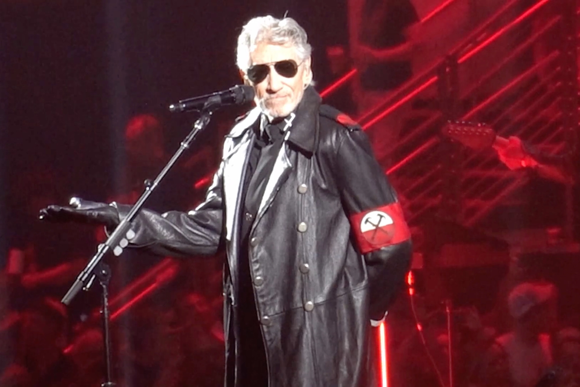 Roger Waters será preso se vestir uniforme nazista, diz Dino a Fux