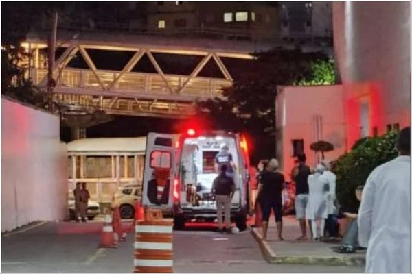 Bandidos interceptam ambulância e matam paciente em frente a hospital de Salvador