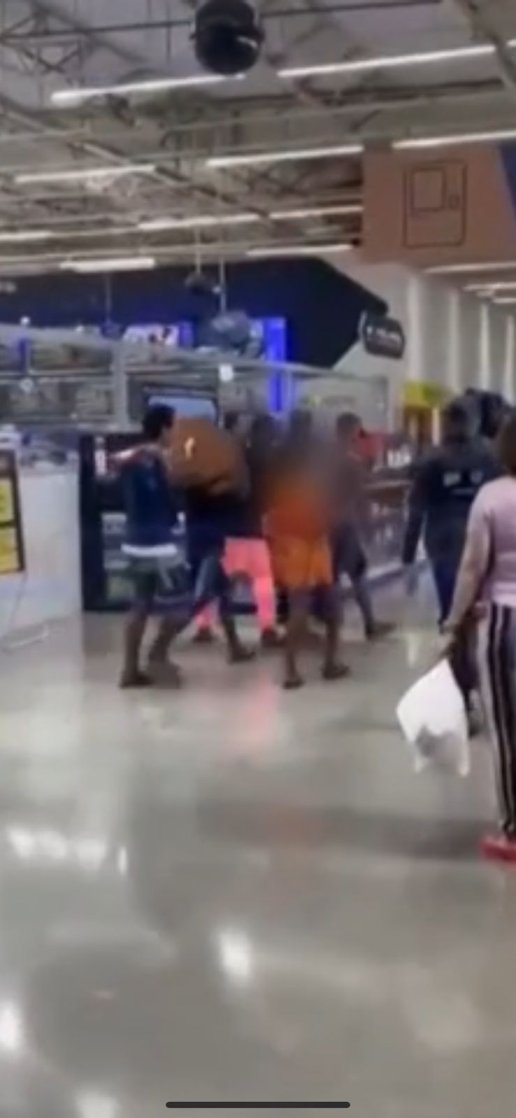 Grupo faz arrastão em supermercado em Salvador