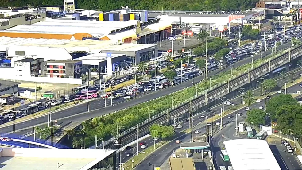 Resgate de 15 horas interdita viaduto e deixa trânsito travado em quatro vias do centro comercial de Salvador