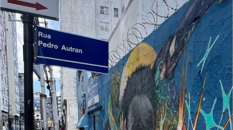 Trânsito é bloqueado em rua do Centro de Salvador