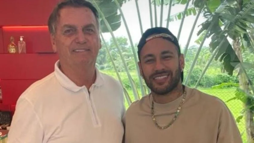 Bolsonaro entrega medalha de “imbrochável” a Neymar Jr.