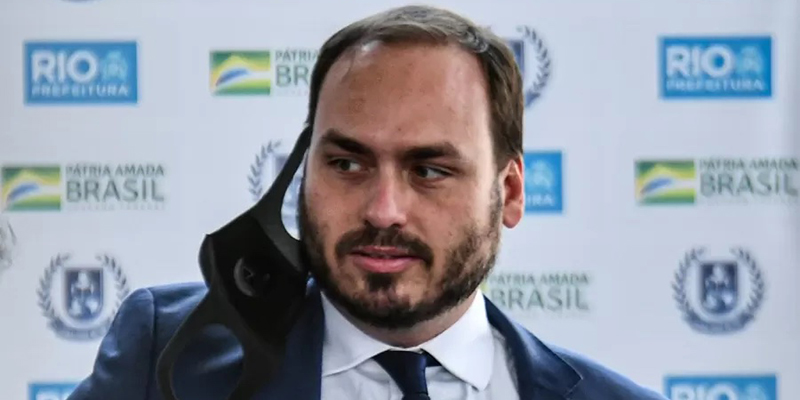 Carlos Bolsonaro é alvo de operação da PF 