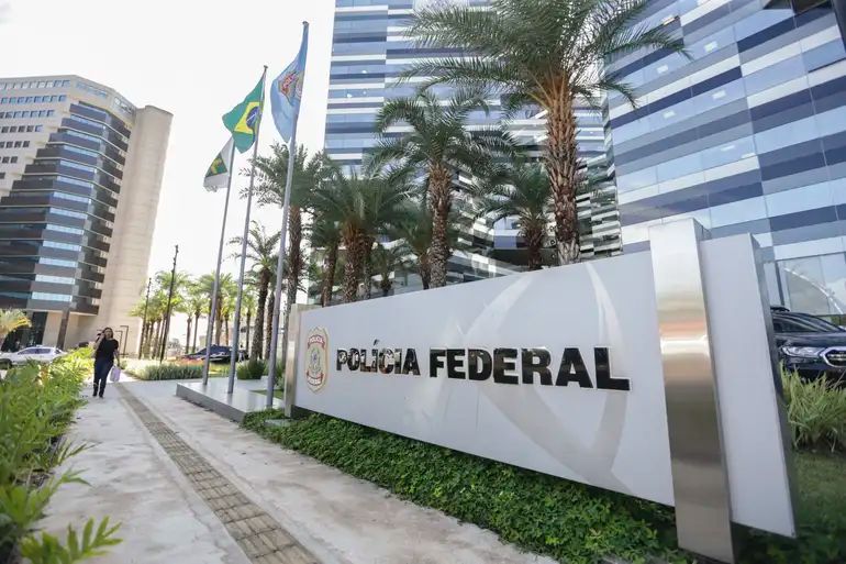 PF apreende 10 celulares na casa de militar alvo de operação em Salvador