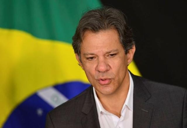 Bancada evangélica quer convocar Haddad por isenção a religiosos