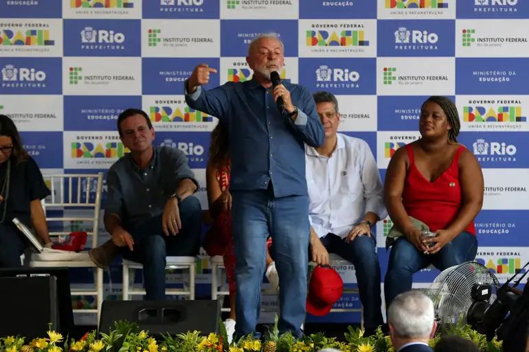 Em evento no Rio, Lula confunde Paes com Sérgio Cabral