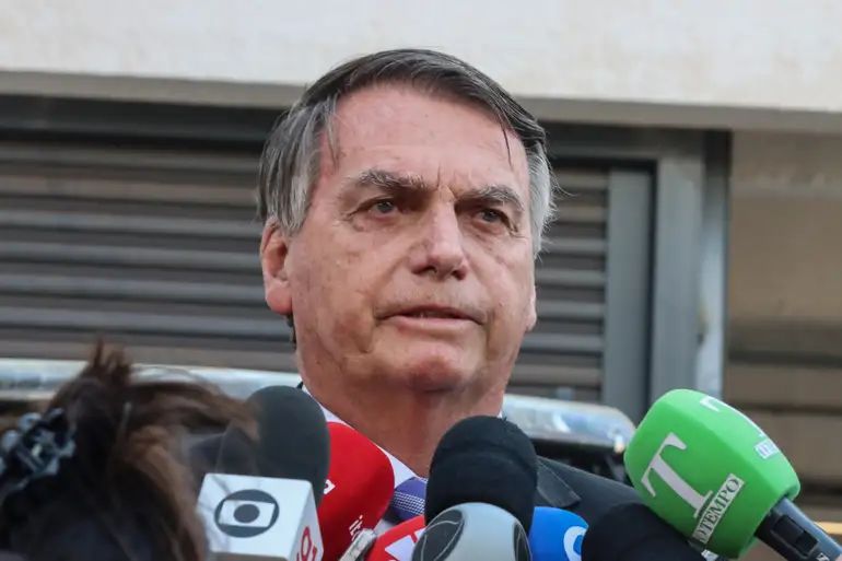 Bolsonaro entregará passaporte à PF, diz assessor