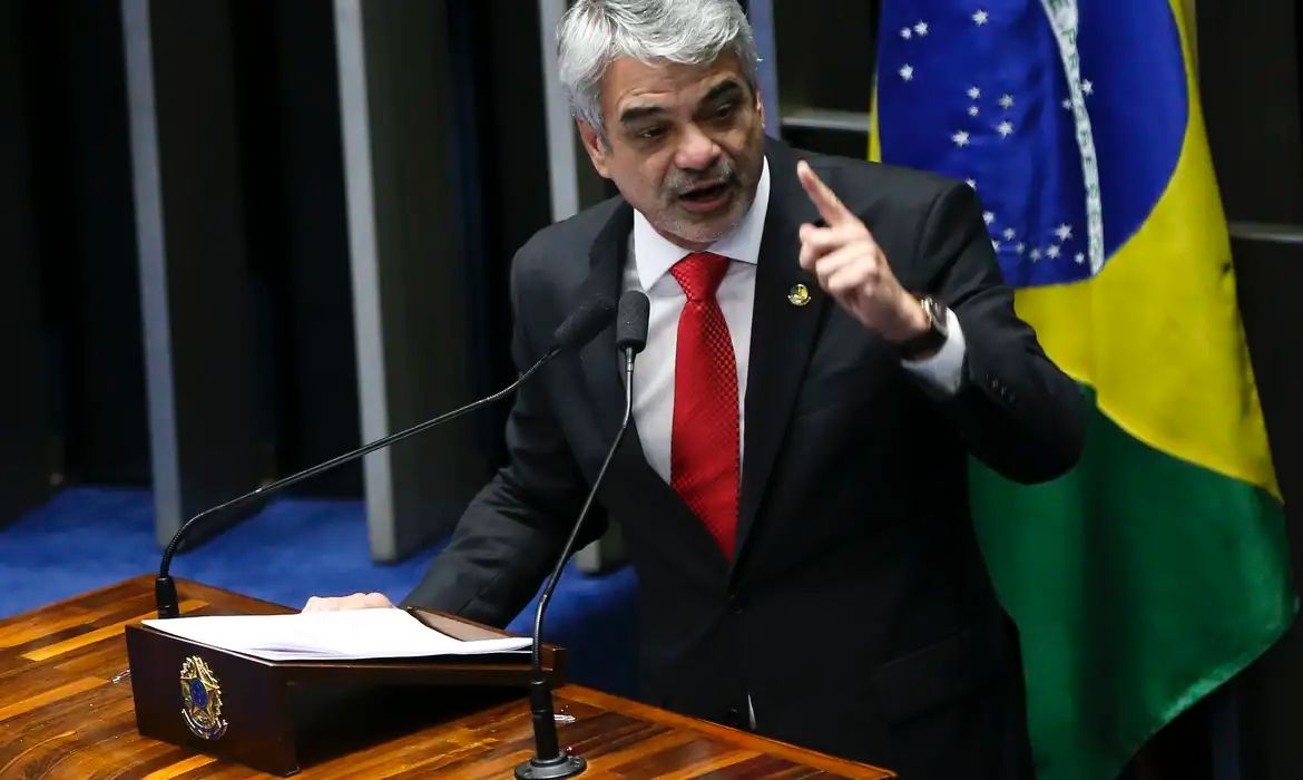 Senador entra com pedido de investigação contra PL