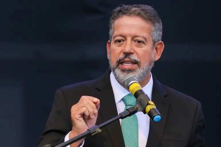 Arthur Lira usou avião da FAB para curtir Carnaval em Salvador e no Rio