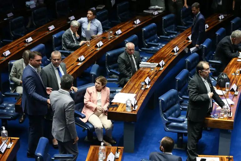 Senadores tentam impedir pedido de impeachment de Lula