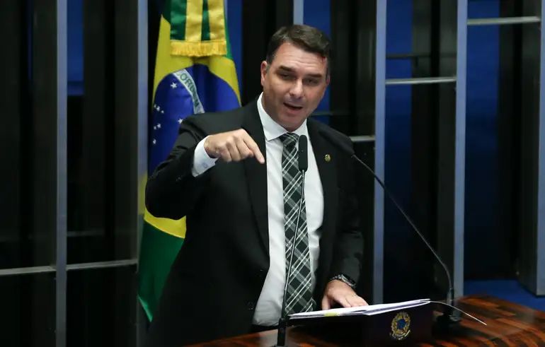 Flávio Bolsonaro quer relatorias de temas de segurança pública