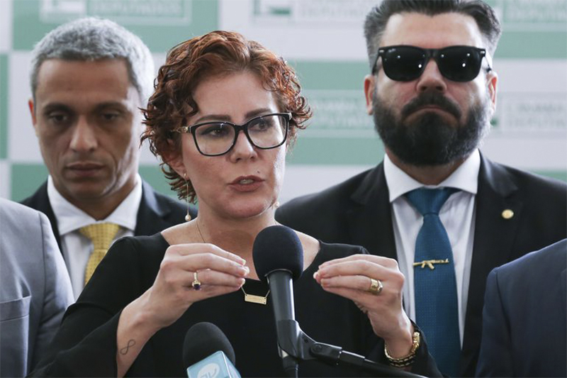 Carla Zambelli protocola pedido de impeachment de Lula na Câmara