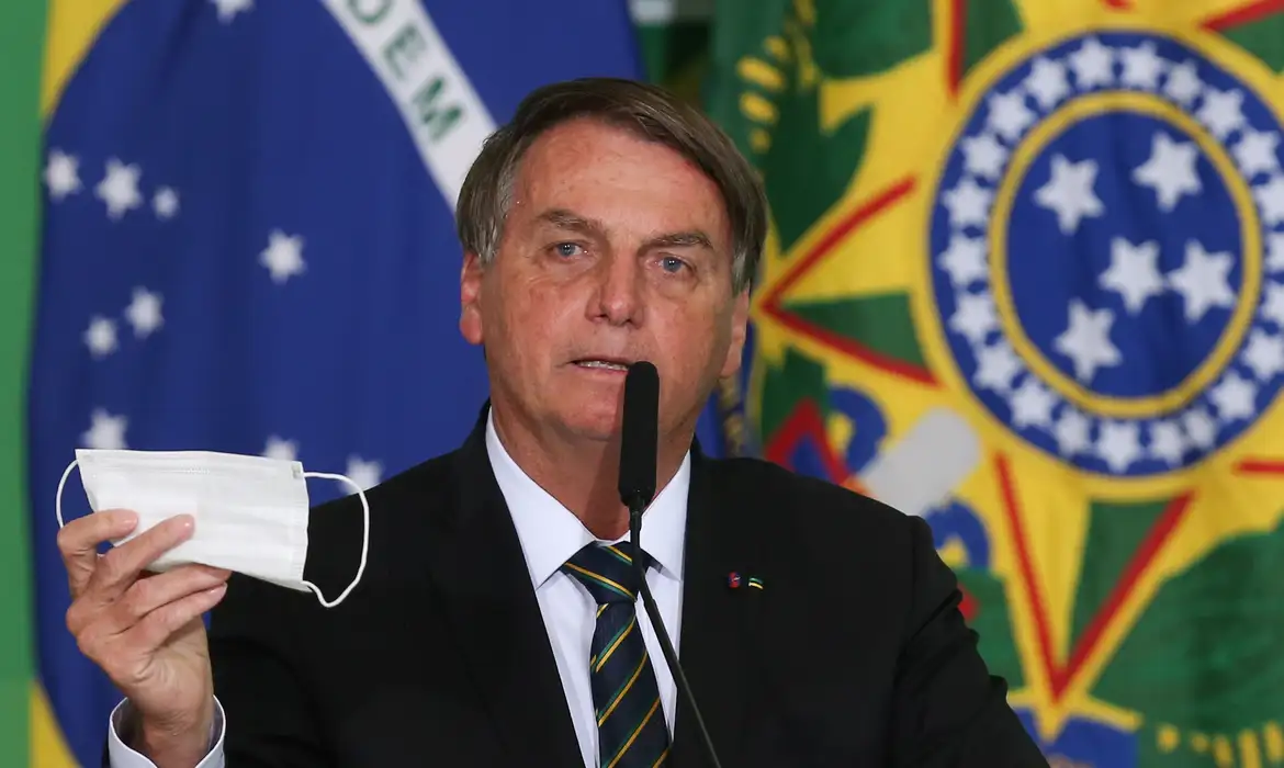 Justiça anula última multa de Bolsonaro por não usar máscara 