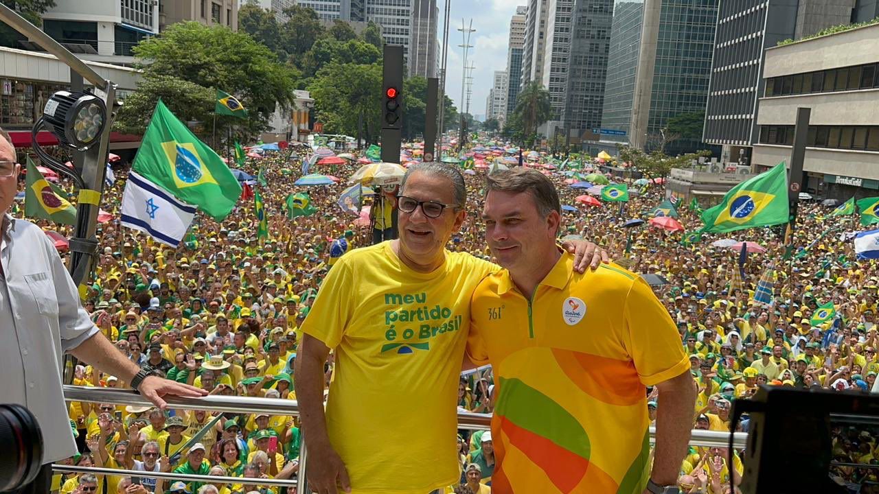 Há infiltrados desrespeitando nosso ato pacífico, diz Flávio Bolsonaro