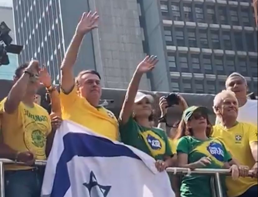 Bolsonaro e Michelle choram ao subir em trio elétrico