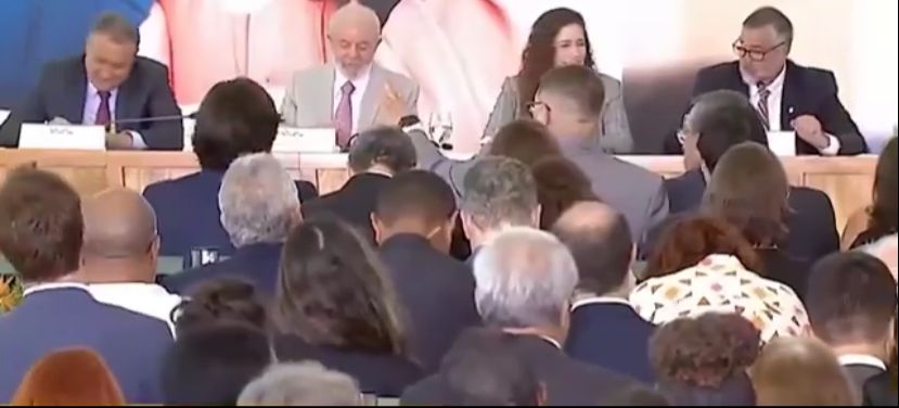 25/2: Lula ignora pergunta sobre ato pró-democracia em coletiva 