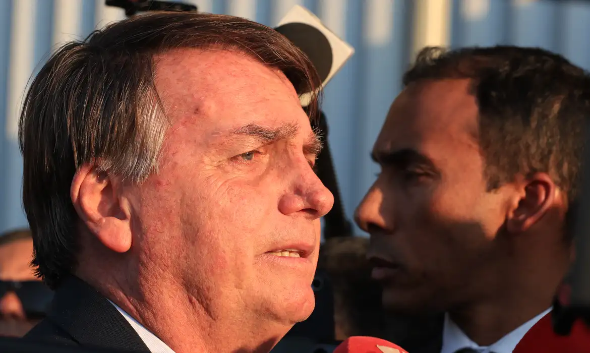 Bolsonaro é internado em SP