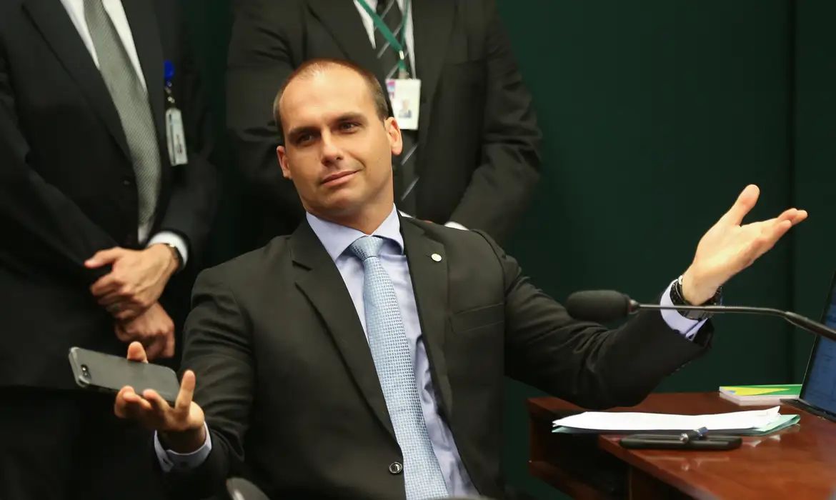 Haddad é “bucha de canhão” de Lula, diz Eduardo Bolsonaro