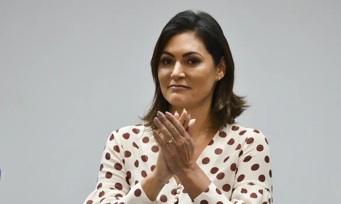 Michelle Bolsonaro é condenada a pagar R$ 30 mil à filha de Leila Diniz