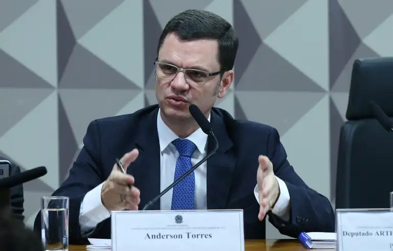 Justiça decide que Torres não precisa devolver salários