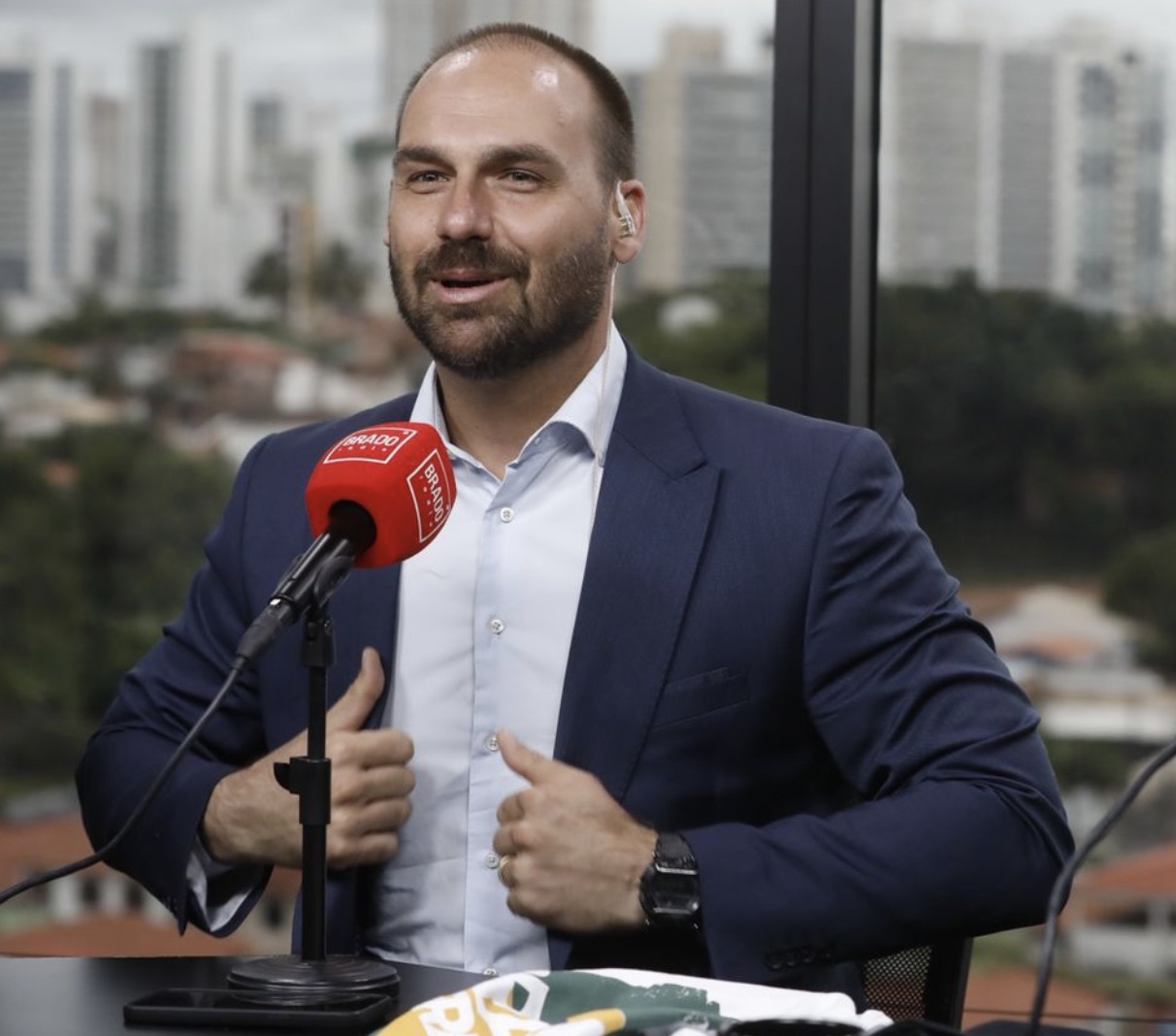 Eduardo Bolsonaro critica postagem de Felipe Neto sobre Mocidade